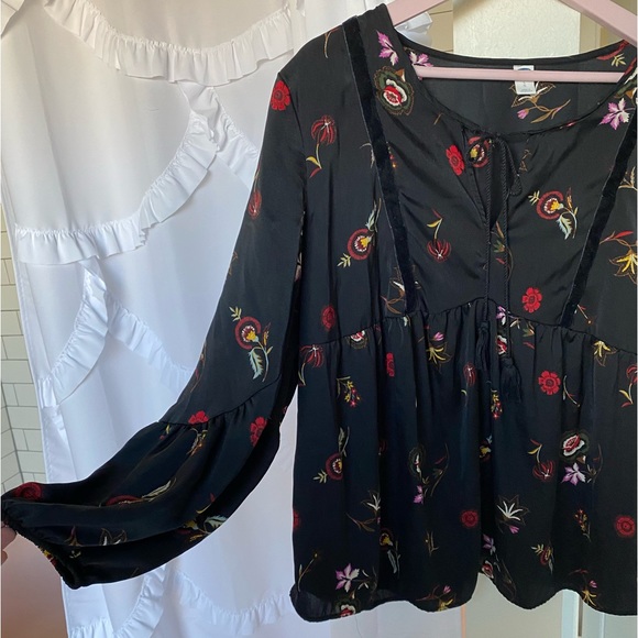 ABSOLUTELY ADORABLE Black Floral Blouse top w/tassel tie neck. LIKE NEW - Picture 2 of 2
